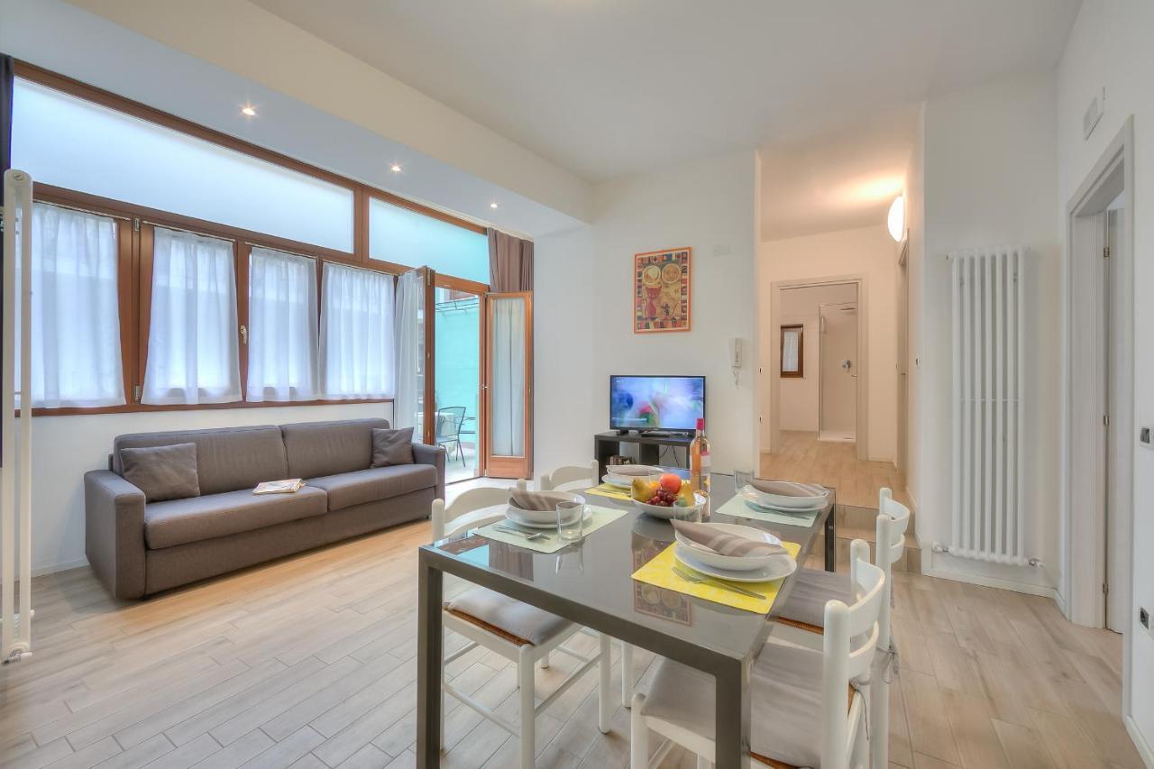 Apartment Rocks - Happy Arco