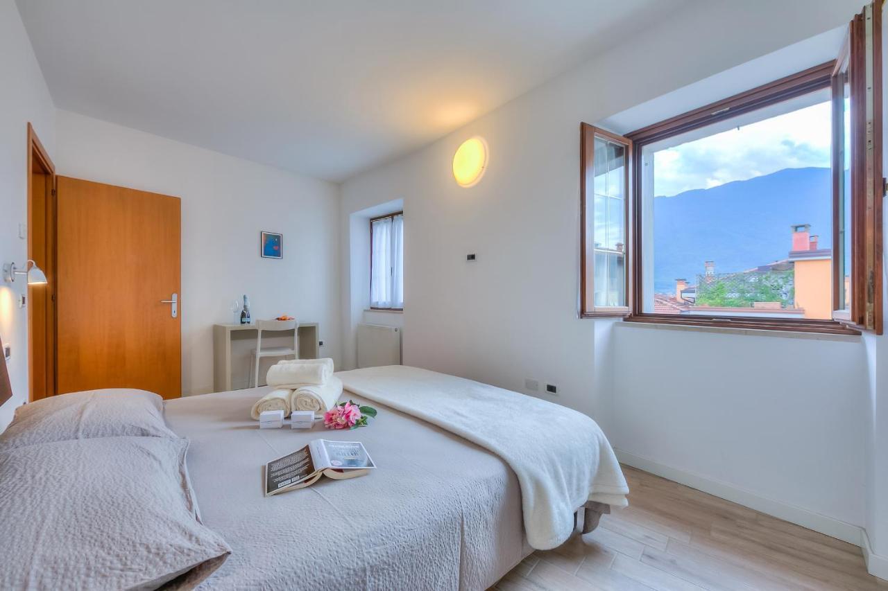 Apartment Rocks - Happy Arco