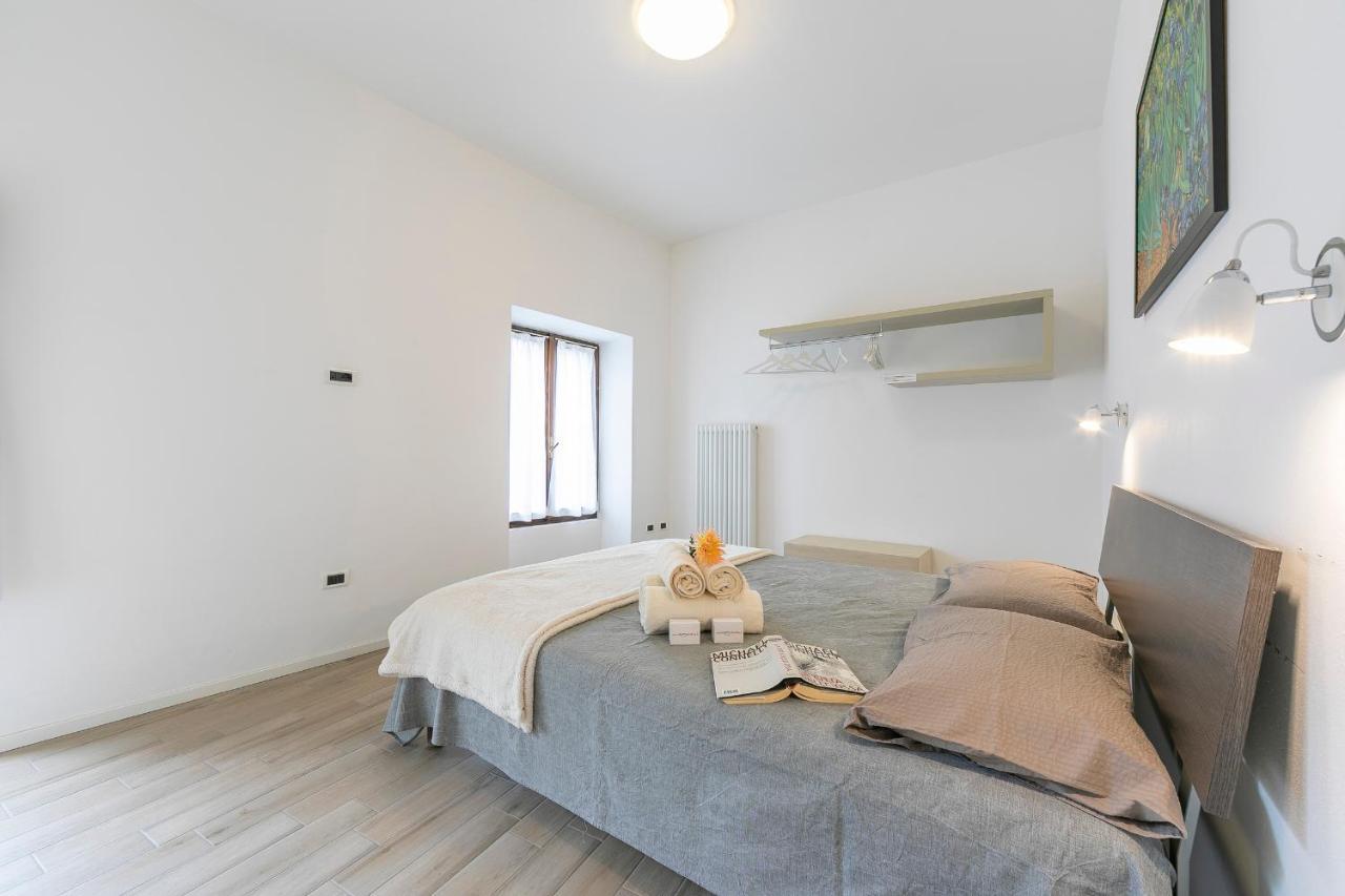 Apartment Rocks - Happy Arco