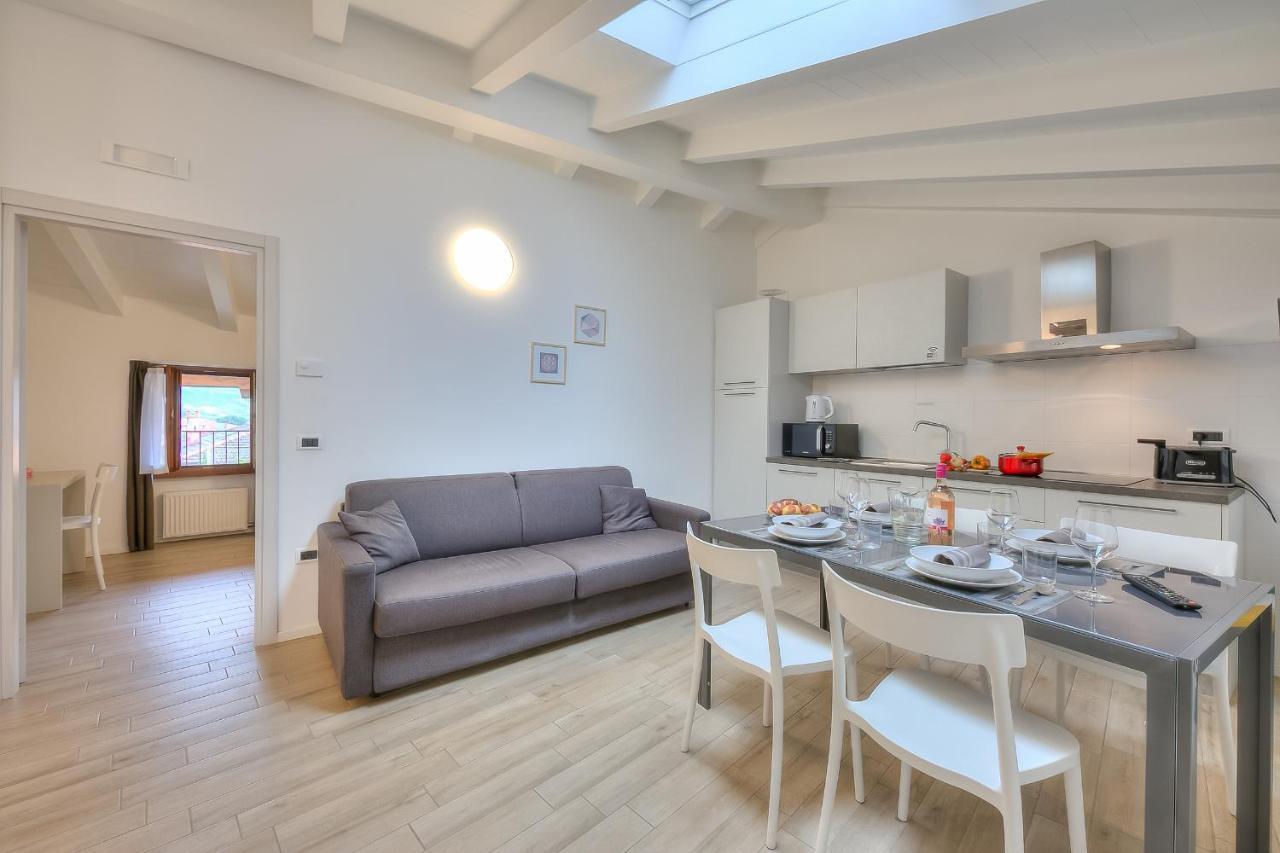 Apartment Rocks - Happy Arco
